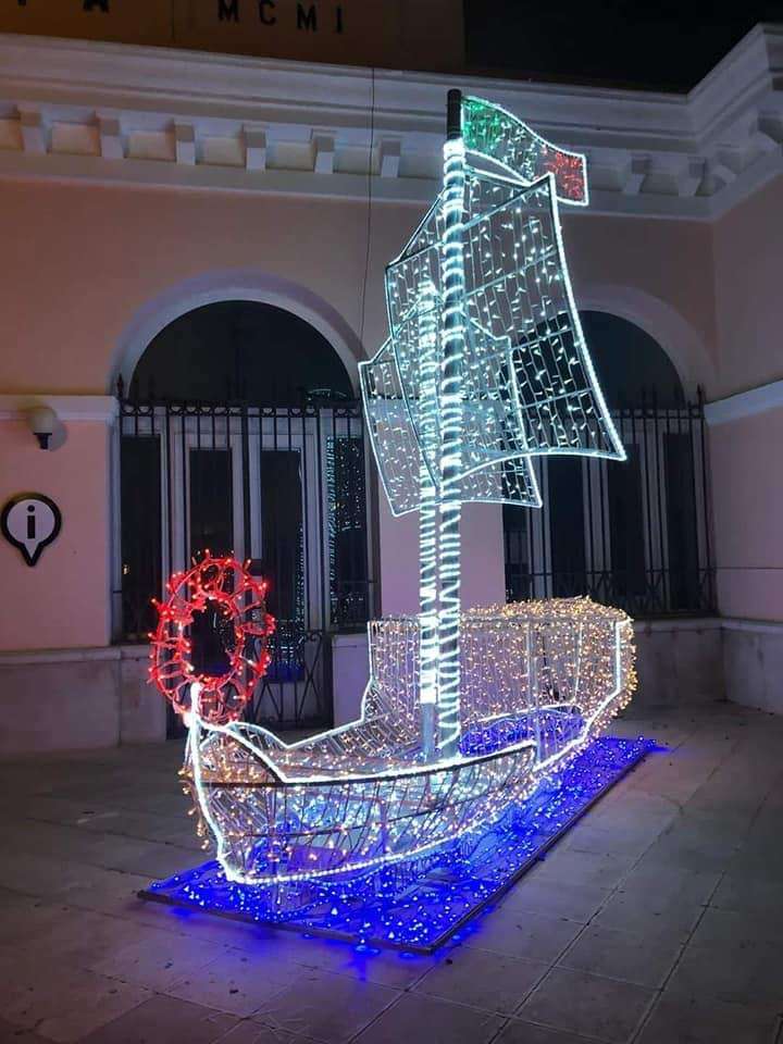 Shiny Christmas sailboat online puzzle