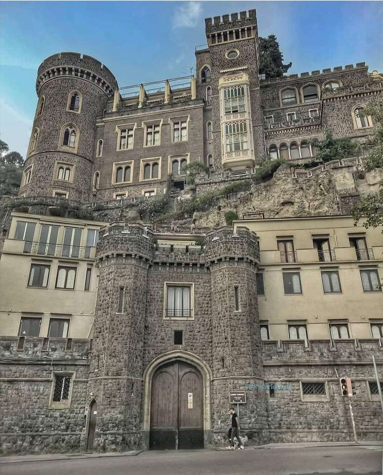 Grifeo Castle Englischer gotischer Bogen. Das junge Neapel Puzzlespiel online