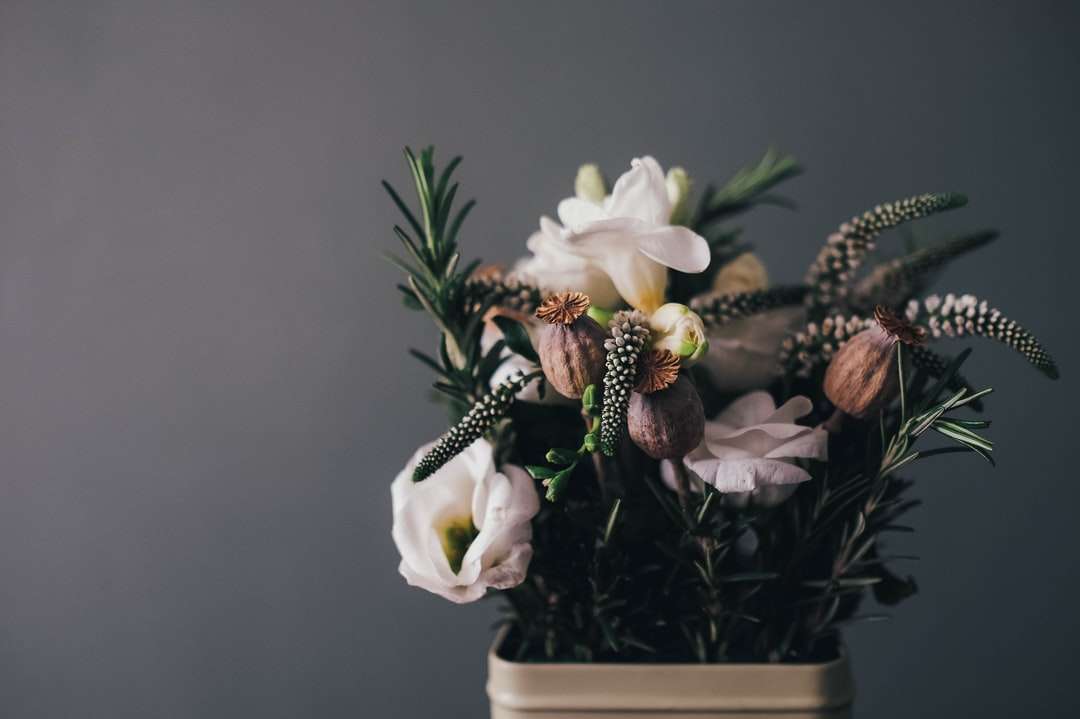 witte bloembladbloemen in grijze pot in kamer online puzzel