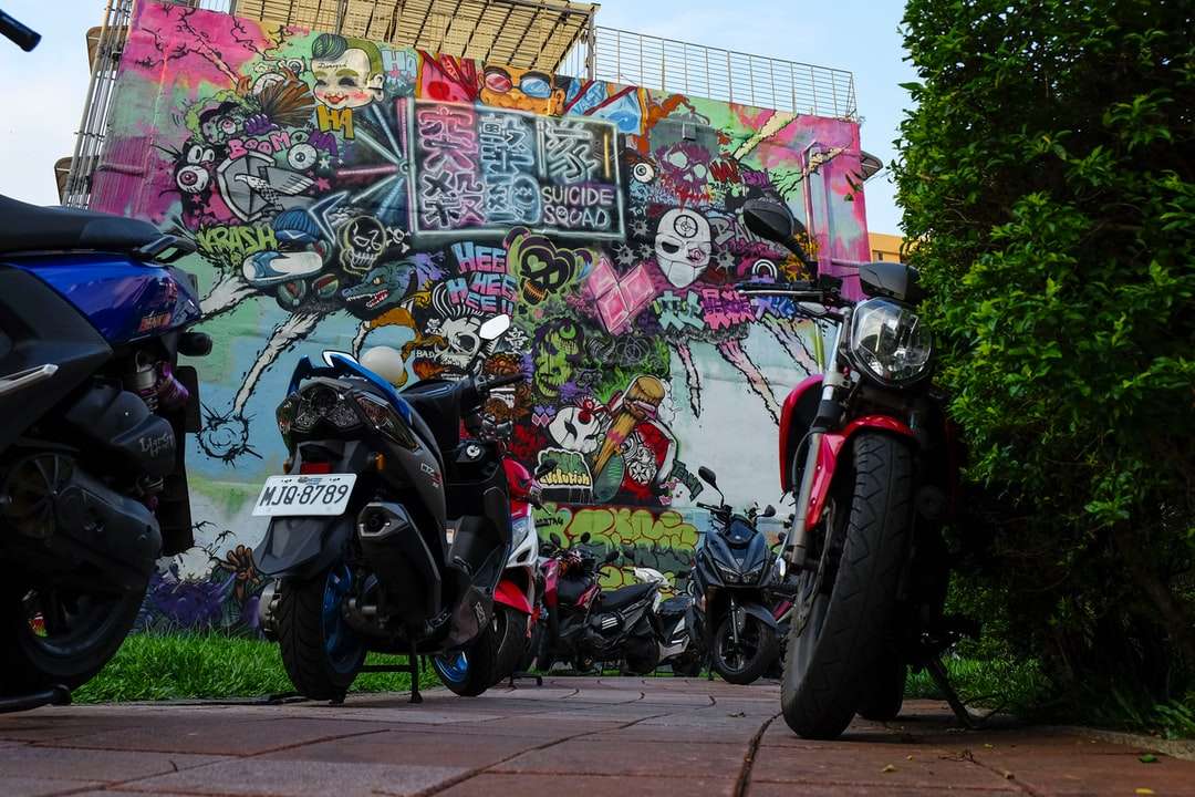 parcheggio moto in colori assortiti puzzle online