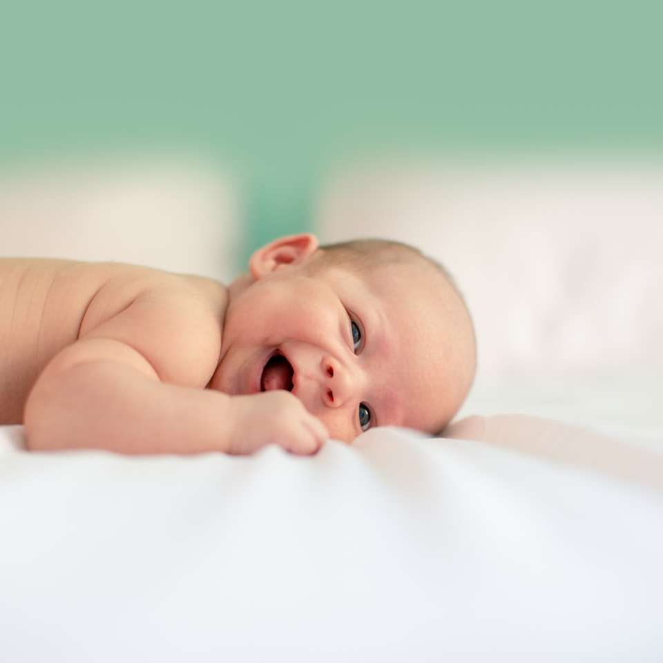 бебе, лежащо върху плат плат онлайн пъзел