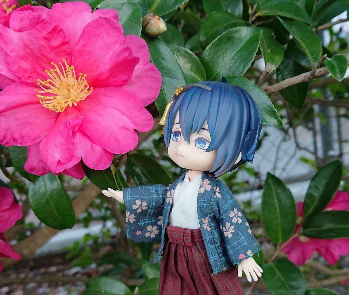 Mikazuki bewondert prachtige bloemen online puzzel