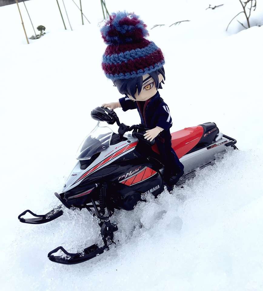 Ο Mitsu οδηγεί ένα σκούτερ χιονιού παζλ online