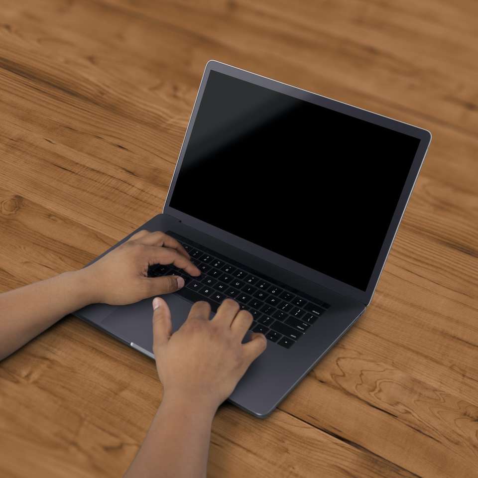 Ordenador portátil negro sobre superficie marrón rompecabezas en línea