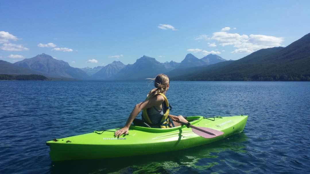 mujer en kayak en medio del cuerpo de agua rompecabezas en línea
