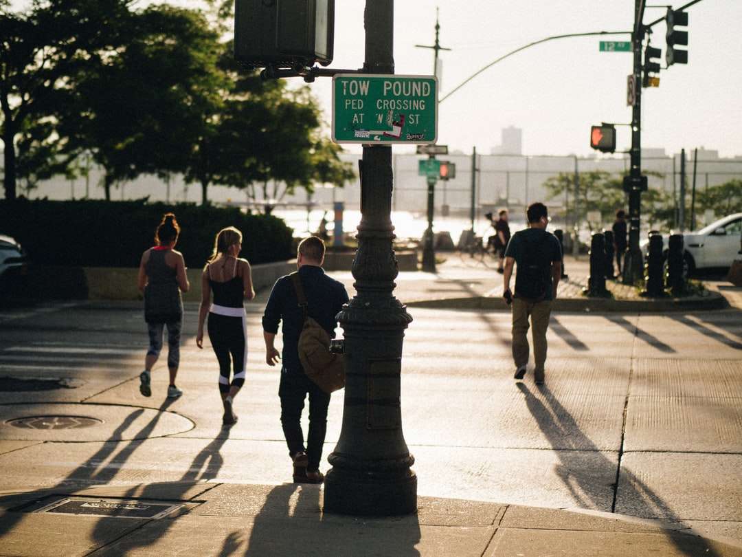 φωτογραφία των ανθρώπων που διασχίζουν το δρόμο online παζλ