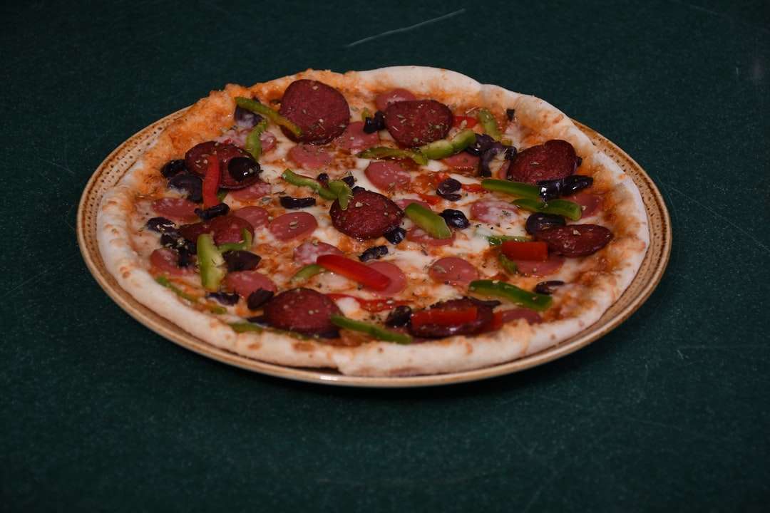πίτσα με πράσινη και κόκκινη πιπεριά online παζλ