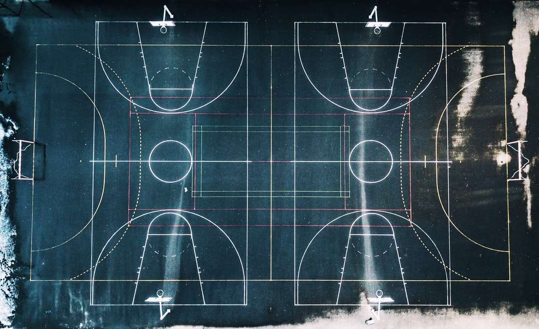 Terrain de basket vert et blanc en photographie vue de dessus puzzle en ligne
