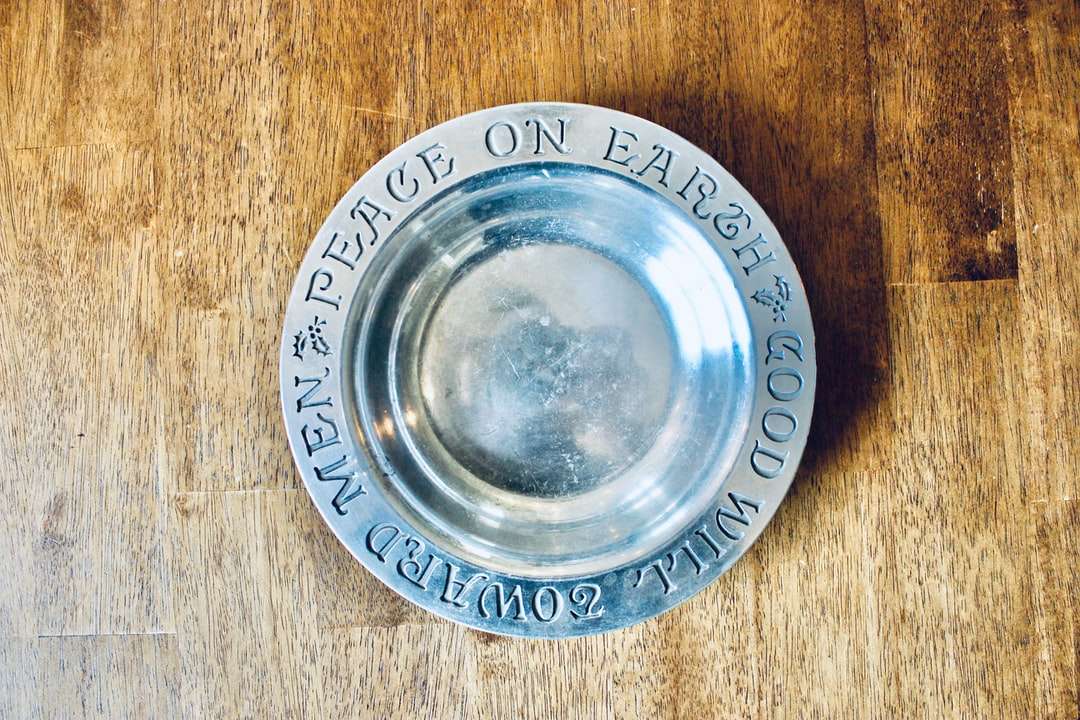 kulatý šedý talíř z nerezové oceli na hnědém dřevěném povrchu skládačky online