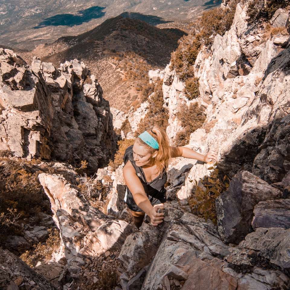 Foto der Frau, die Berg klettert Online-Puzzle