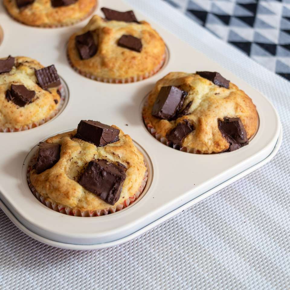 καφέ μπισκότα σε λευκό κεραμικό πιάτο παζλ online
