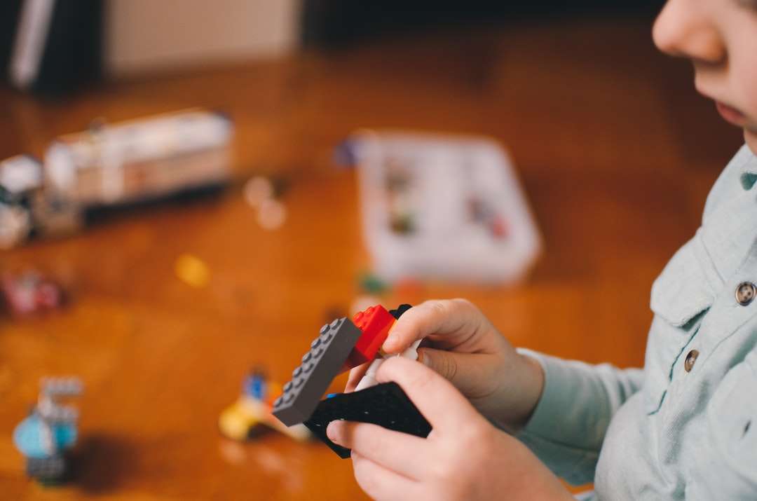 Kleinkind spielt Baustein Spielzeug Online-Puzzle