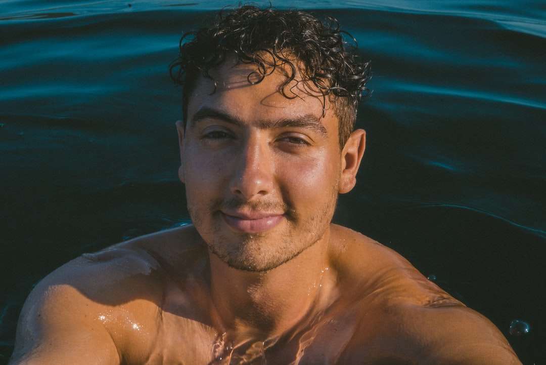 Mann, der Selfie auf Gewässer nimmt Puzzlespiel online