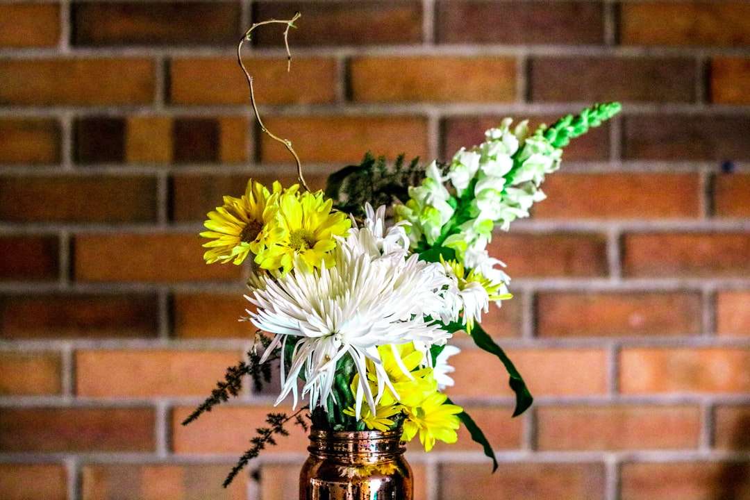 žlutý a bílý květ na vázu skládačky online