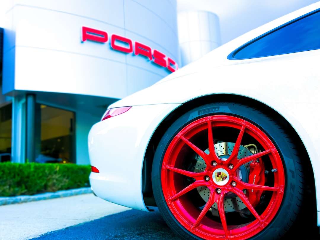 carro blanco con rueda roja rompecabezas en línea