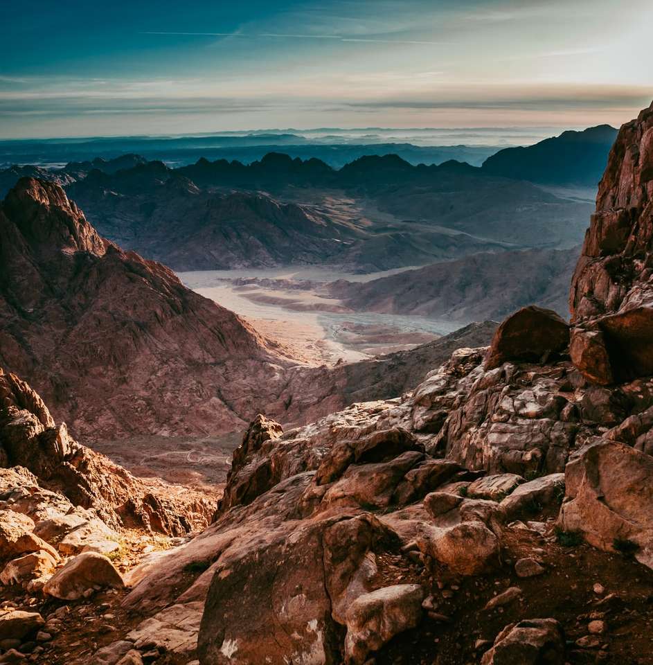 аэрофотосъемка пустыни под голубым и белым небом пазл онлайн