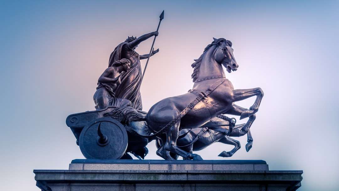 deux hommes équitation statue de chariot puzzle en ligne