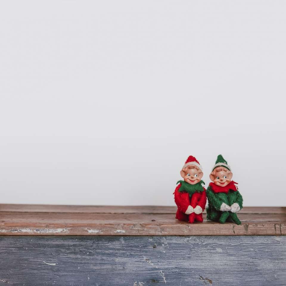 due figurine di elfi sullo scaffale puzzle online