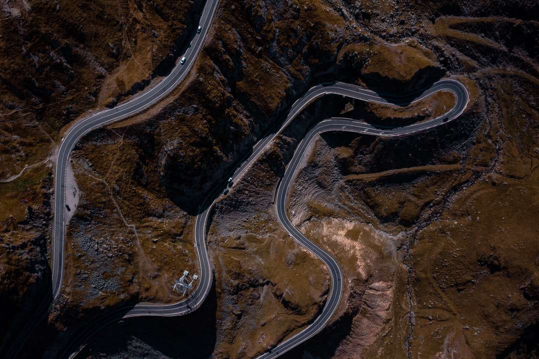 fotografia aérea de estrada em zig-zag quebra-cabeças online