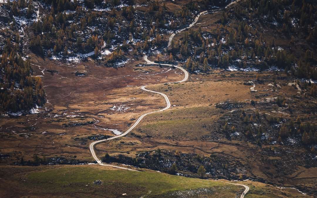 vista aérea da estrada na montanha quebra-cabeças online