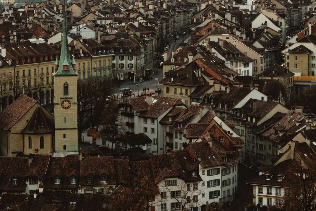 въздушна фотография на кафява градска къща онлайн пъзел