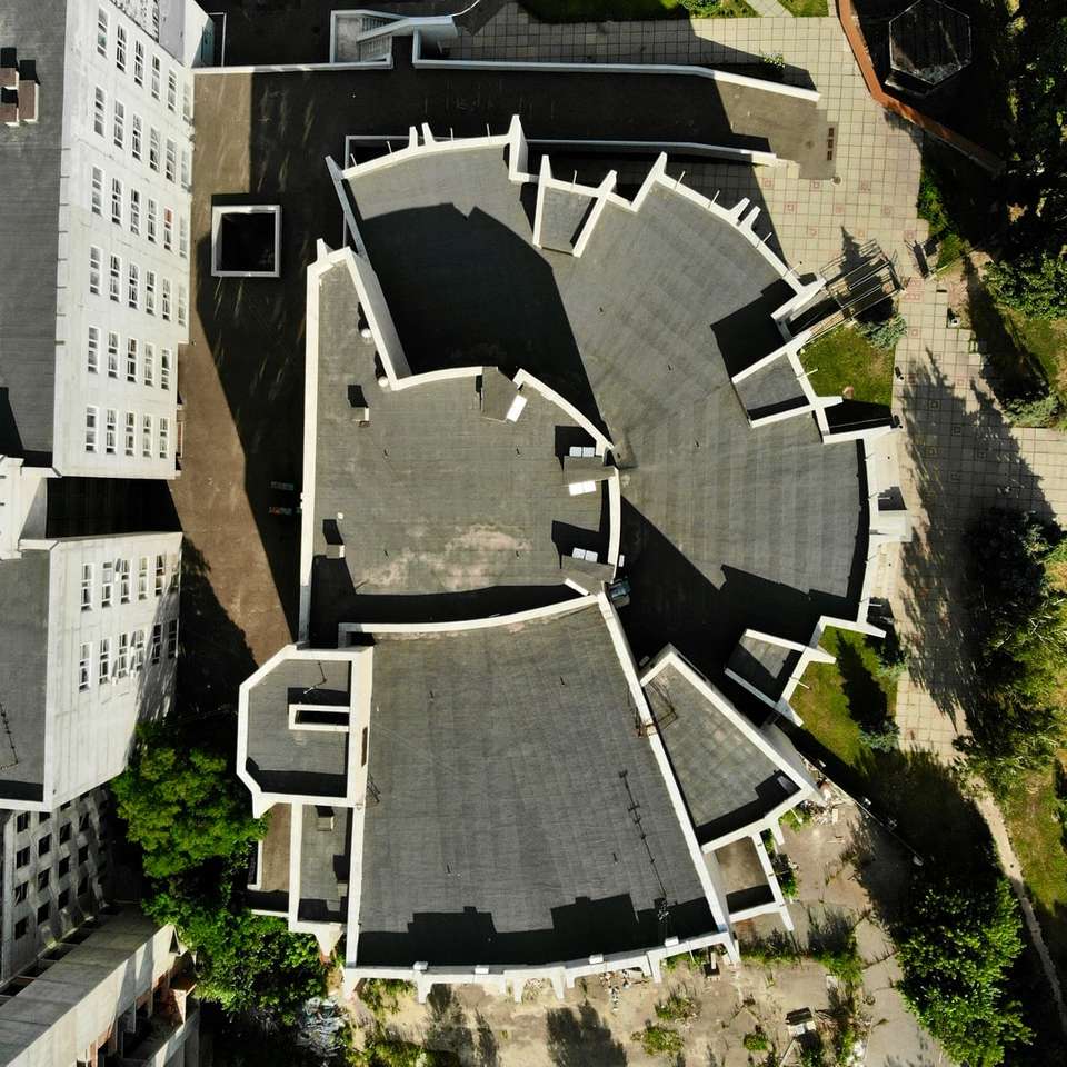 灰色と茶色の建物の航空写真 ジグソーパズルオンライン