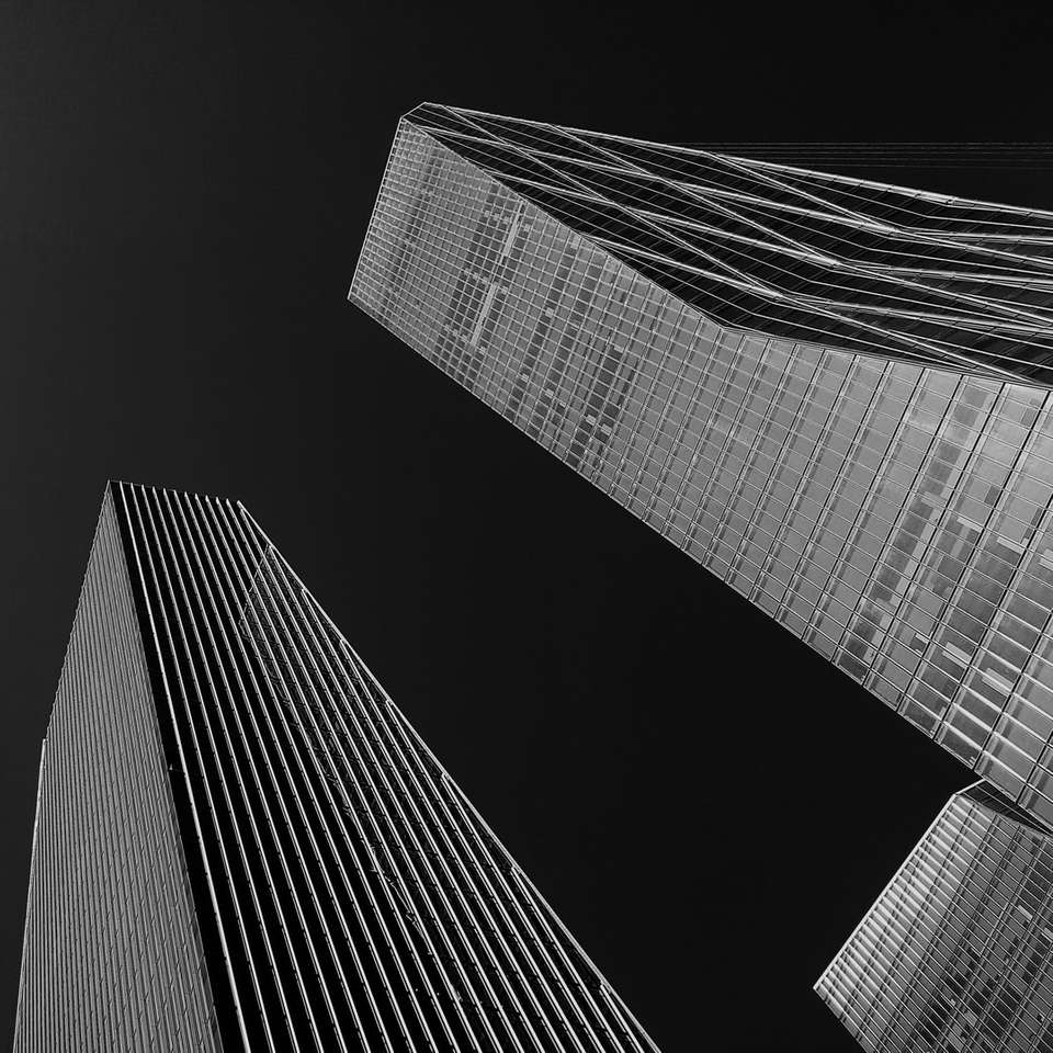 灰色の建物のイラストのローアングル写真 オンラインパズル