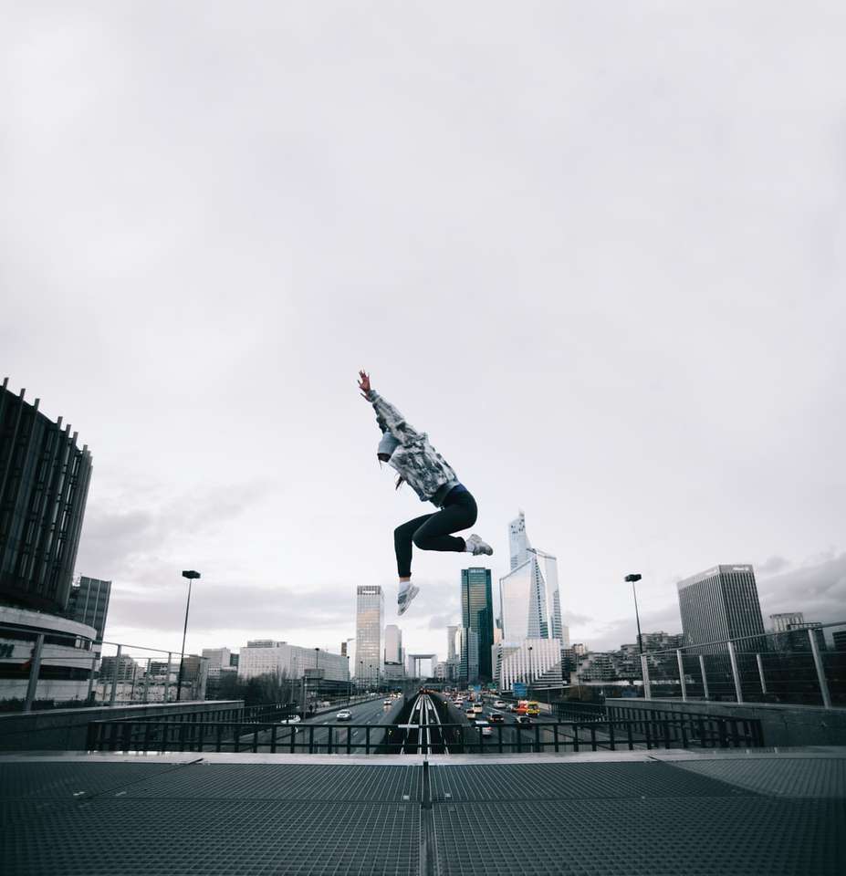 човек, който прави снимка със скок онлайн пъзел