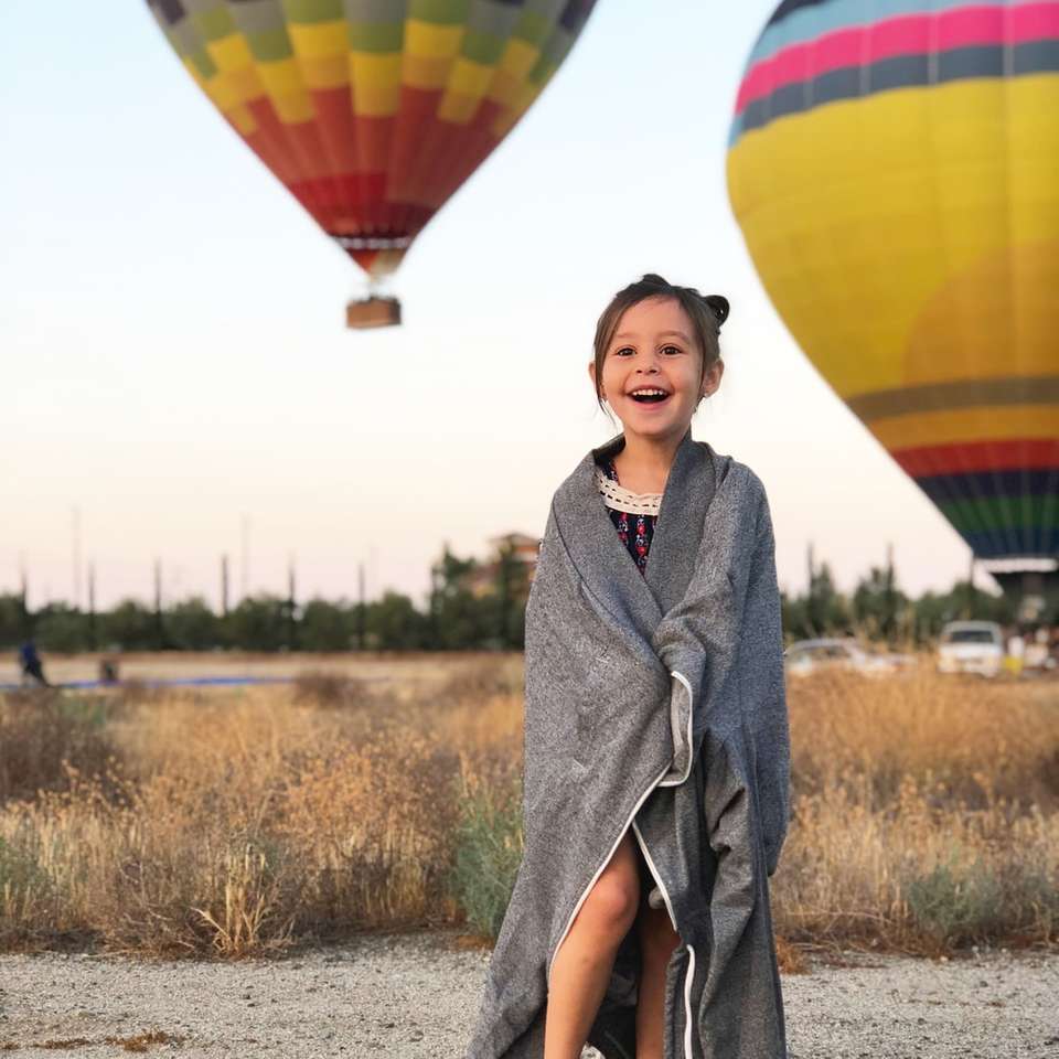 фотография със селективен фокус на момиче, покрито със сив шал онлайн пъзел