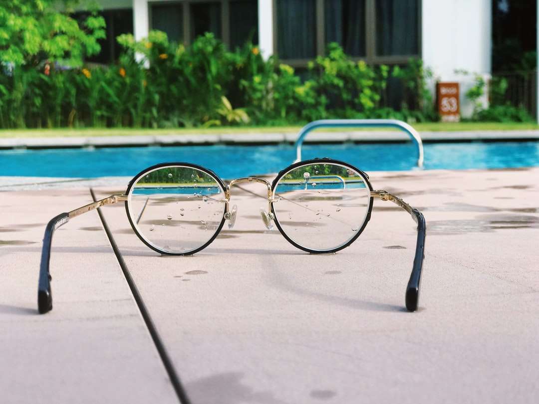 szemüvegek fehér kerettel, fekete keretekkel kirakós online