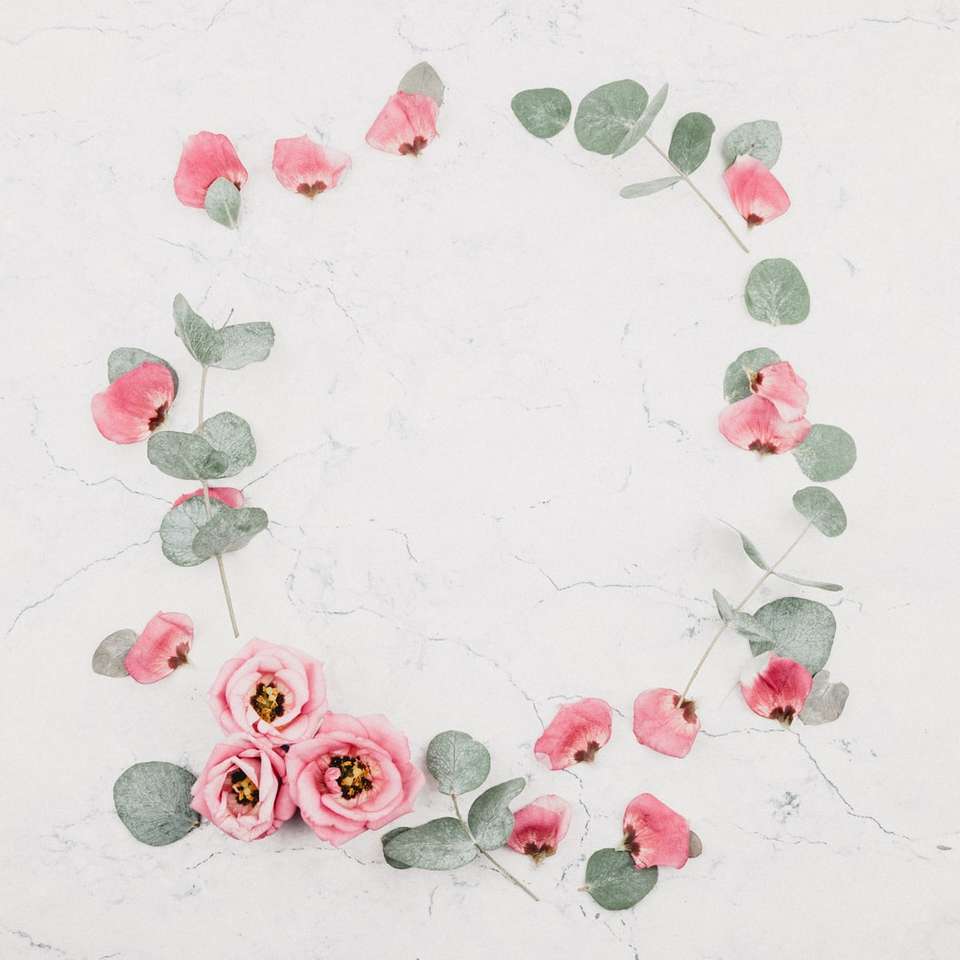 ροζ τριαντάφυλλα σε λευκή μαρμάρινη επιφάνεια παζλ online