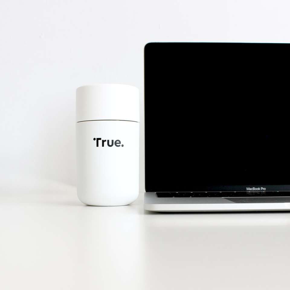 silver MacBook Pro pussel på nätet