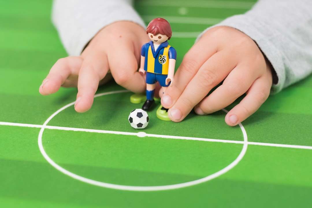 person playing minifig soccer jigsaw puzzle online