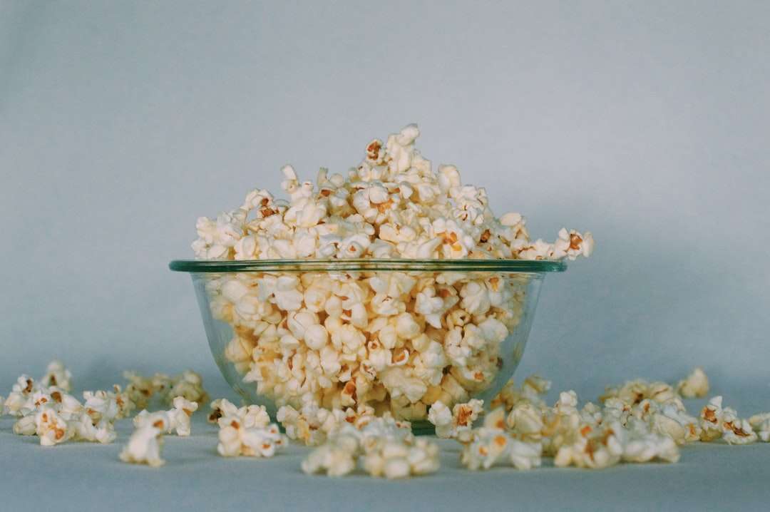 popcorns na čiré skleněné misce skládačky online