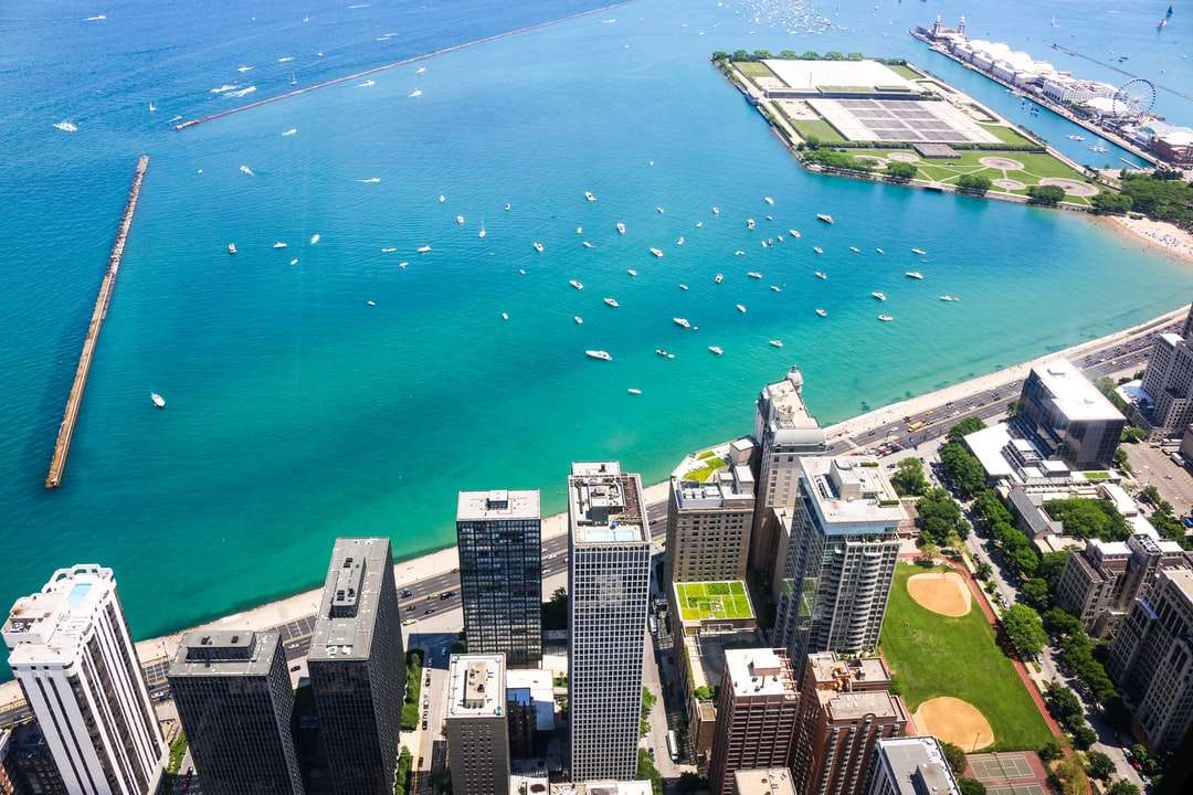 Luftbild des Stadtbildes neben blaugrünem ruhigem Gewässer Online-Puzzle
