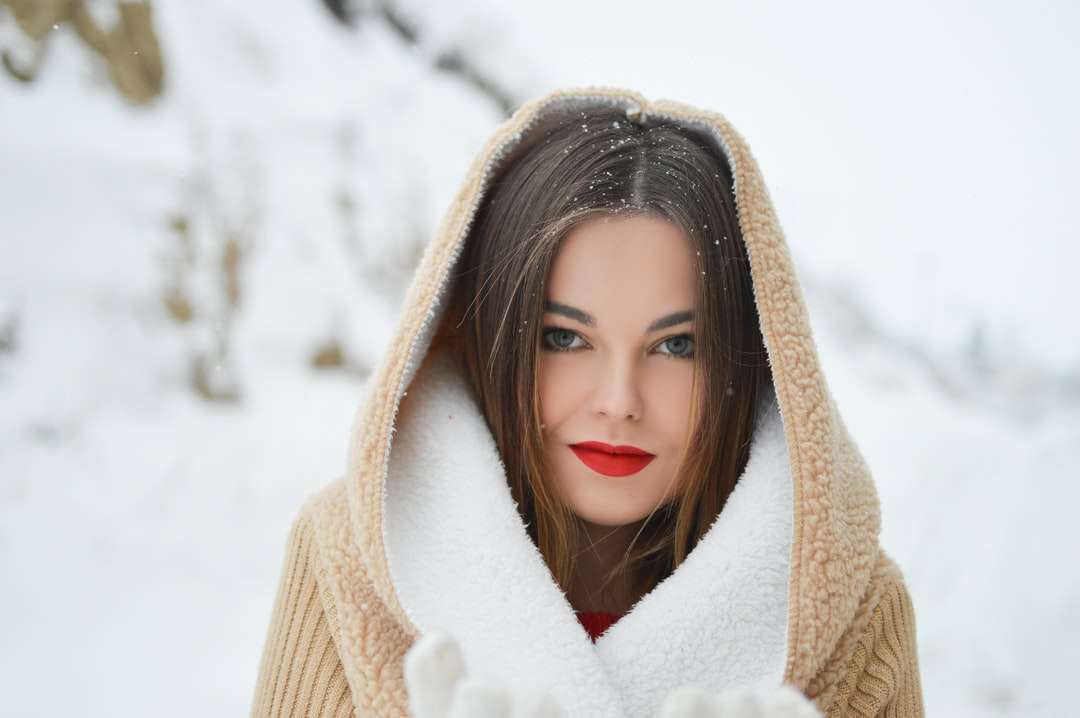 χαμογελαστή γυναίκα με χειμερινό παλτό κατά τη διάρκεια της ημέρας παζλ online