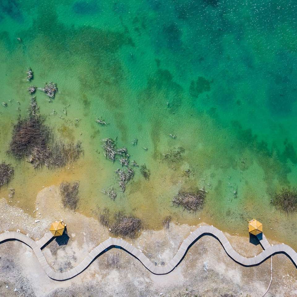 въздушен изглед на зелено и бяло море онлайн пъзел