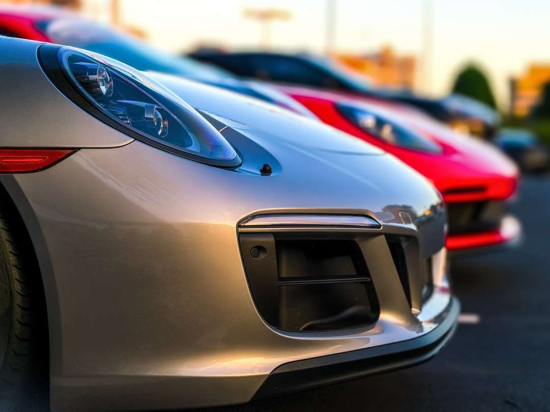 επιλεκτική φωτογραφία εστίασης δύο κόκκινων και γκρι οχημάτων παζλ online