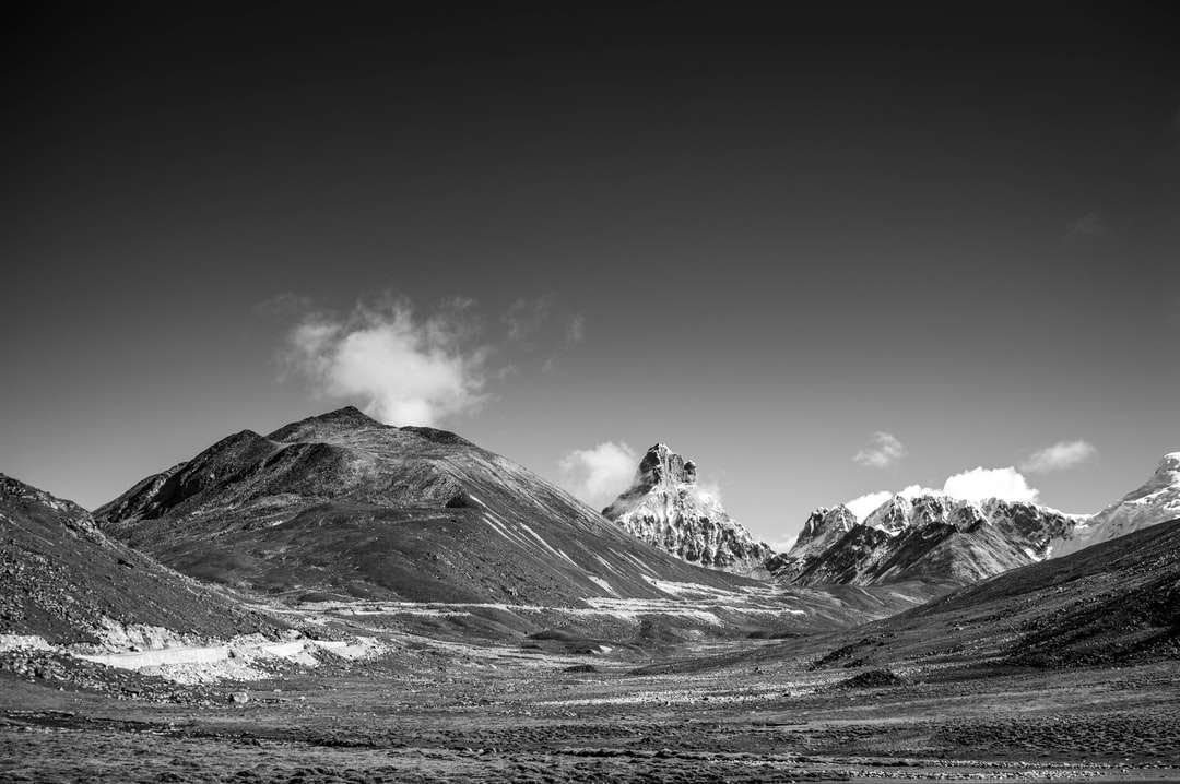 Fotografía en escala de grises de montañas. rompecabezas en línea