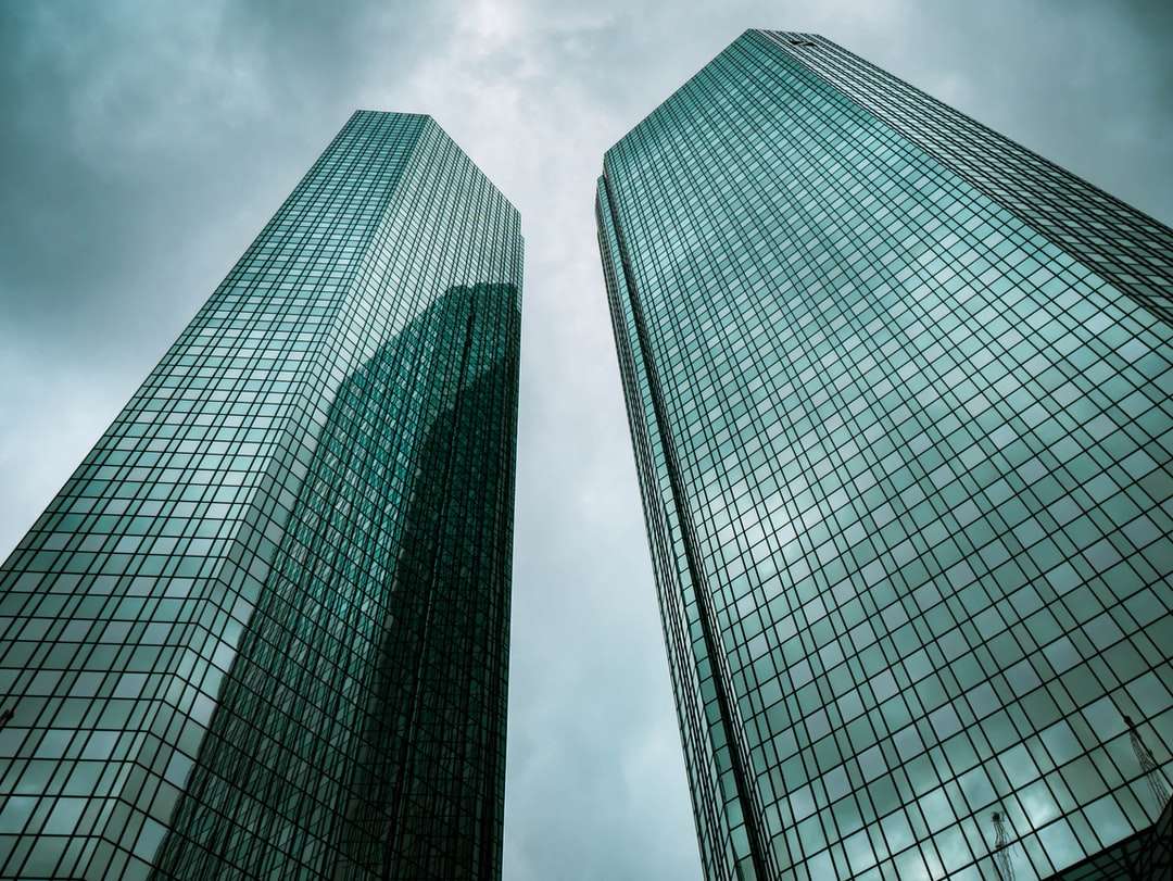 twee hoge gebouwen onder grijze wolken overdag online puzzel