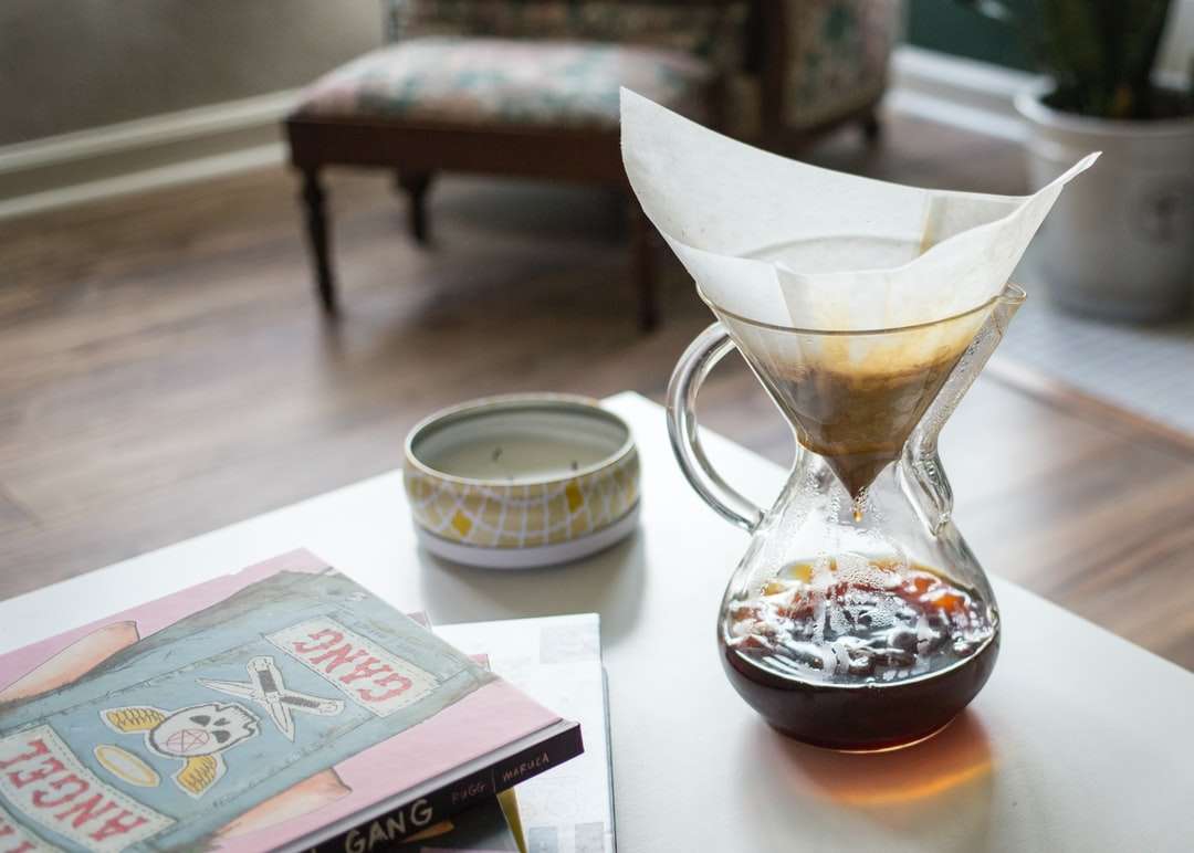 jarra de vidrio de llenado de té rompecabezas en línea
