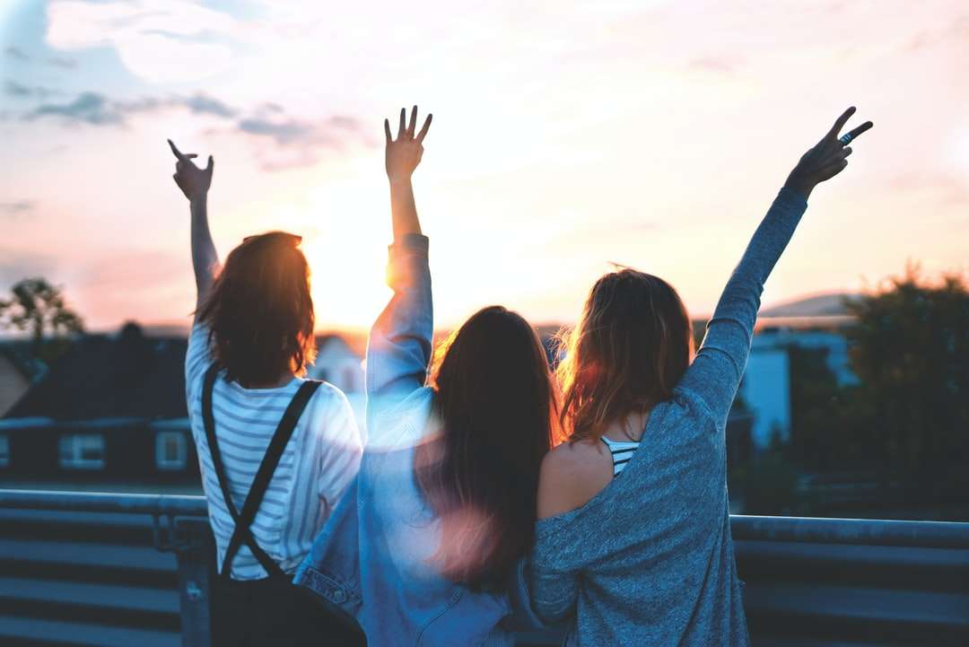 foto de tres mujeres levantando sus manos \ rompecabezas en línea