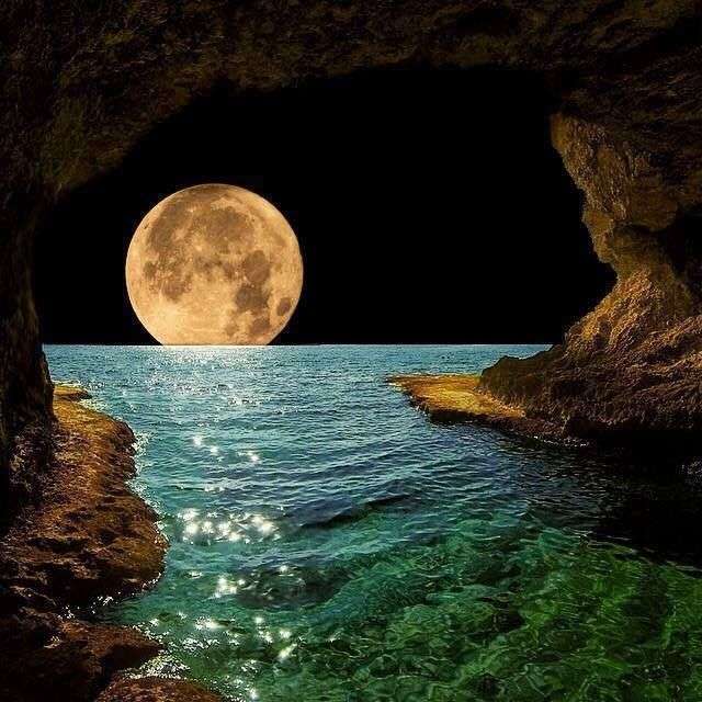 洞窟から見た月光...... オンラインパズル