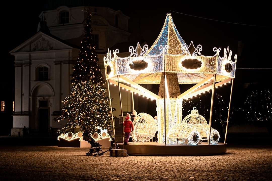 árbol de navidad dorado y blanco con luces de cadena rompecabezas en línea