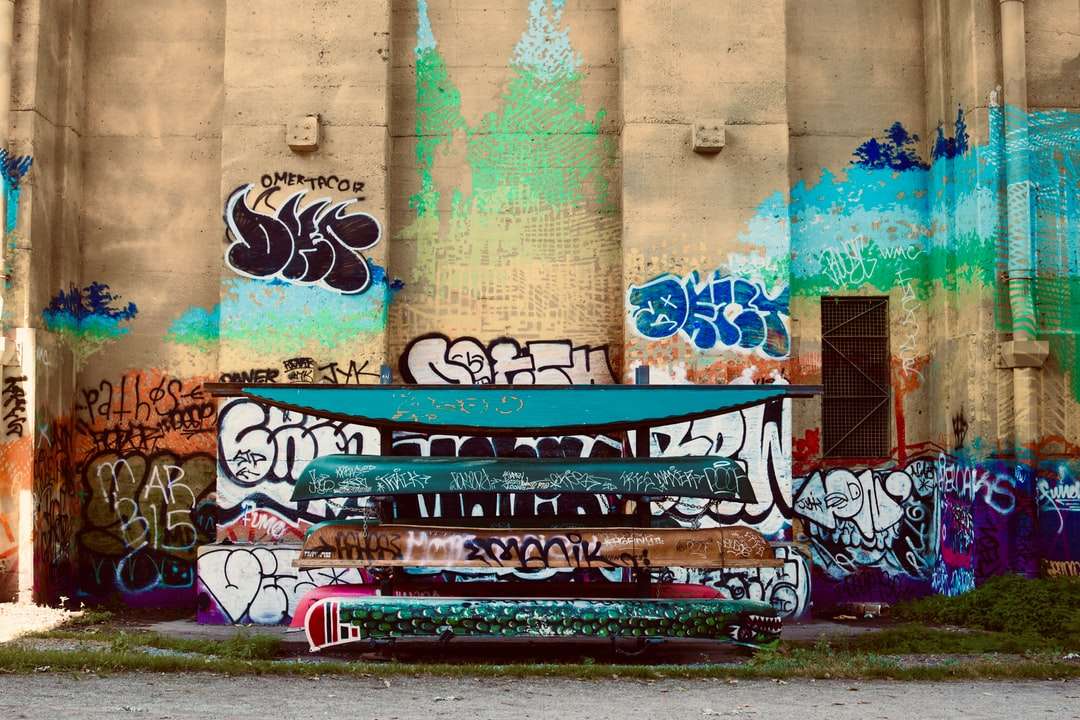 graffiti na zdi během dne skládačky online