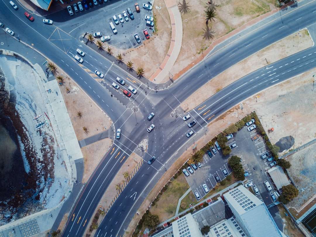 въздушна фотография на автомобилен път онлайн пъзел