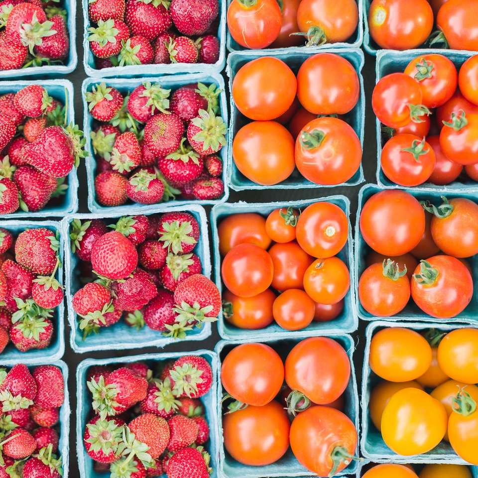 Fotografía laica plana de fresas y tomates. rompecabezas en línea
