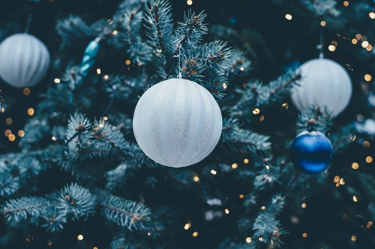 Χριστουγεννιάτικες μπάλες στο χριστουγεννιάτικο δέντρο παζλ online