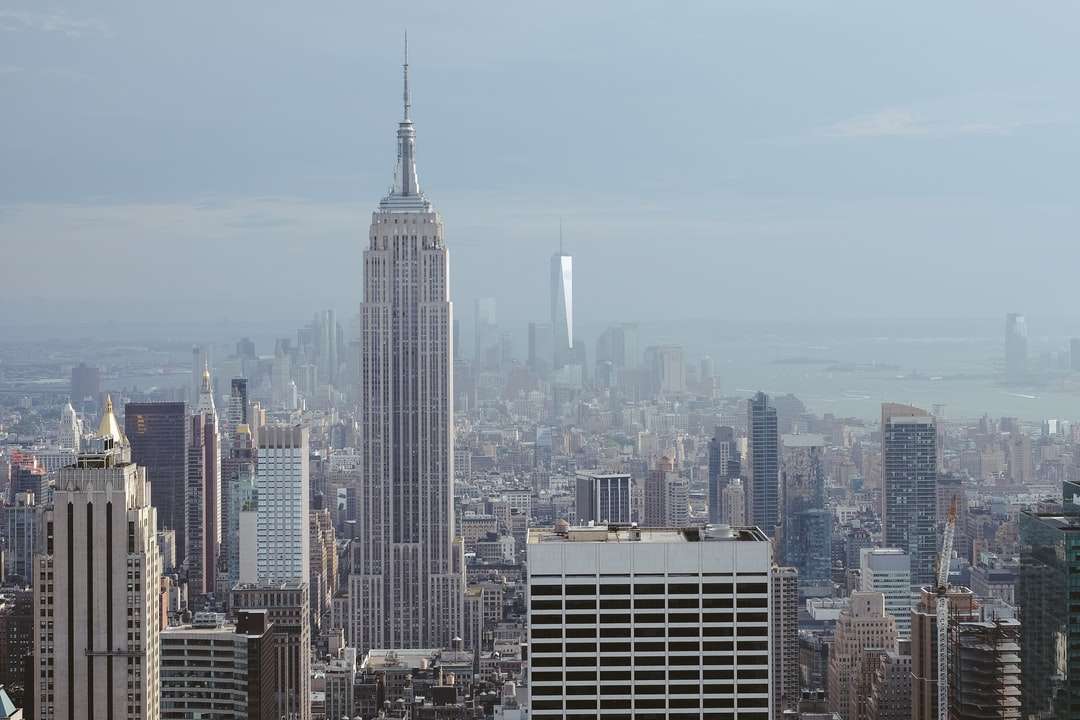 edifício alto cinza perto da Freedom Tower durante o dia quebra-cabeças online