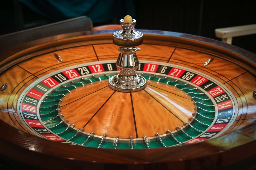 braunes, grünes und rotes Casino Roulette Online-Puzzle